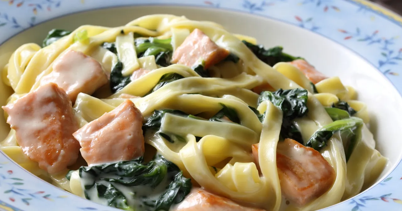 spaghetti łosoś szpinak r&oacute;żne wersje