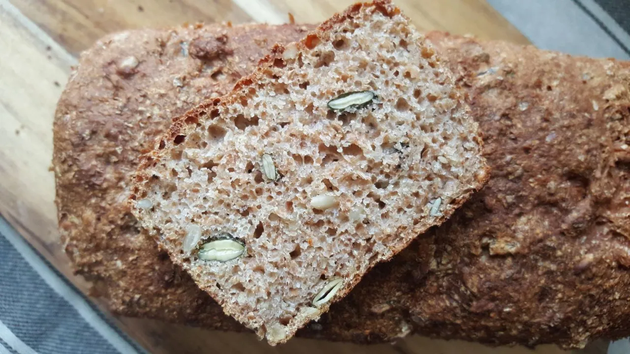 przekrój chleba razowego z ziarnami