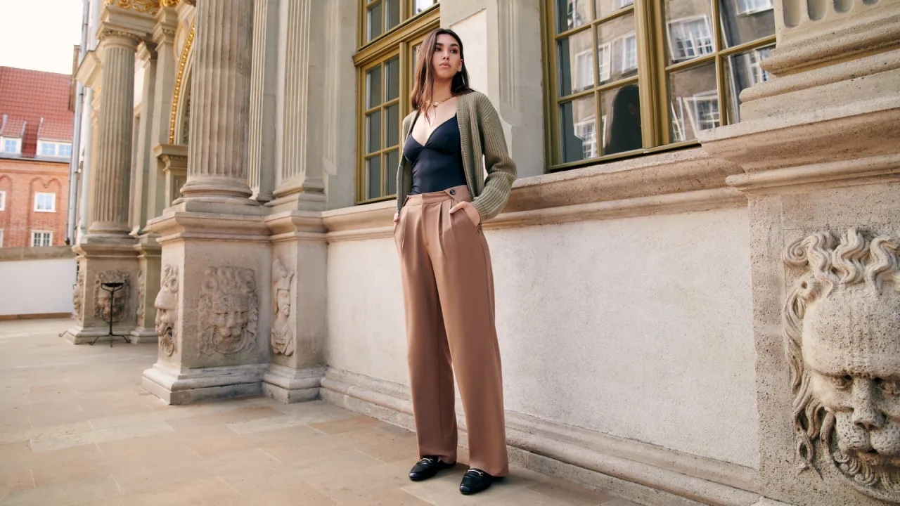 Modne szerokie spodnie stylizacje 2026