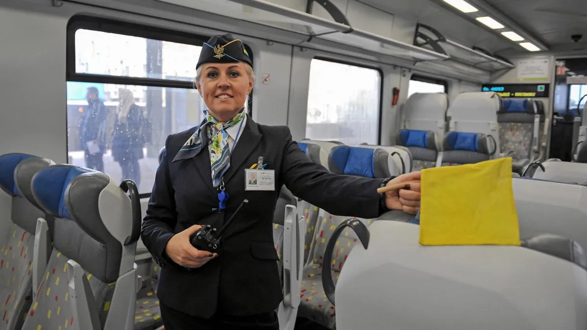 pasażer szuka konduktora w pociągu