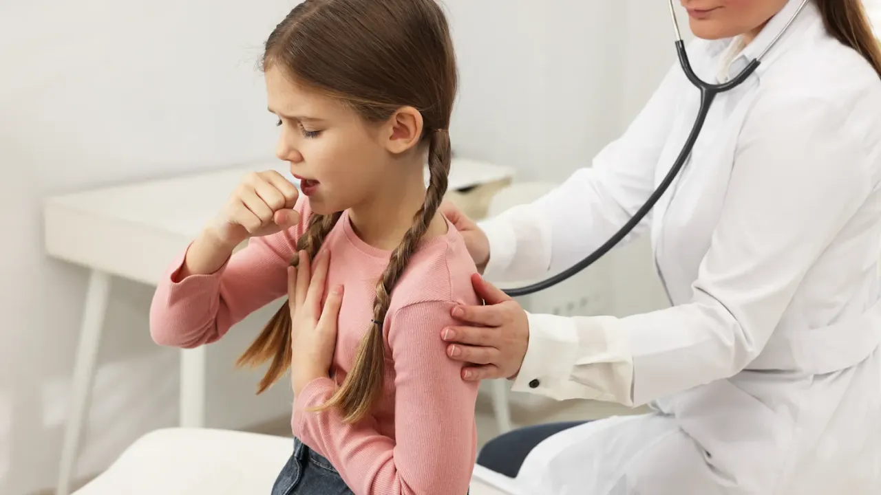 Kind mit Grippe Notfall Arzt