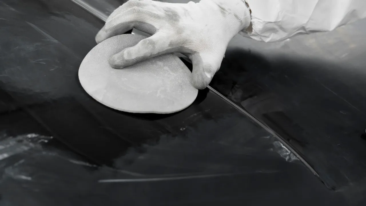 Uszkodzony lakier samochodowy po użyciu rozpuszczalnika