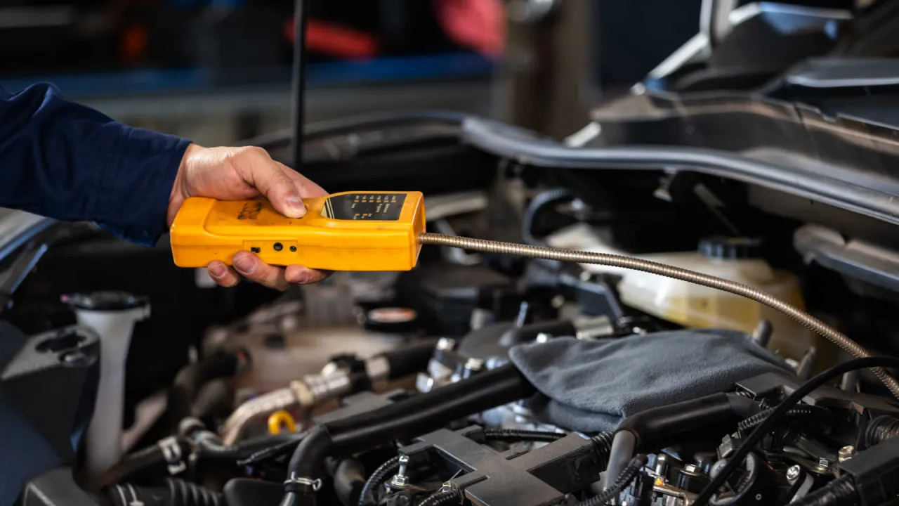 Samochód z instalacją LPG na stacji diagnostycznej, mechanik z komputerem