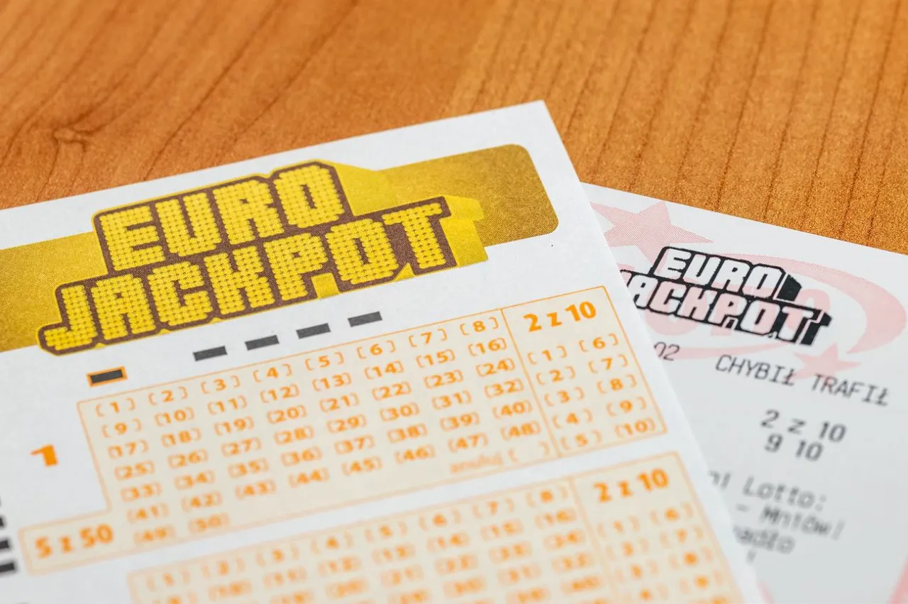 Kupony Eurojackpot na drewnianym tle. Zastanawiasz się, ile można wygrać w Eurojackpot? Graj i sprawdź!