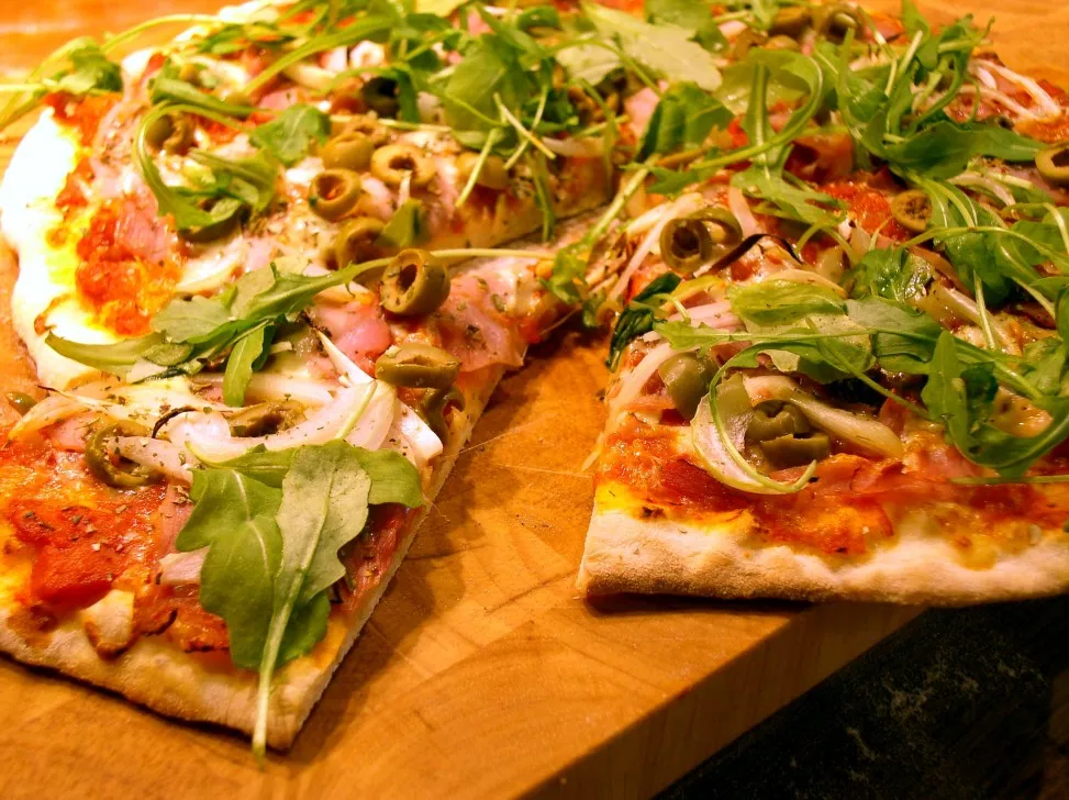 cienka chrupiąca pizza rzymska, podpłomyki z ciasta na pizzę