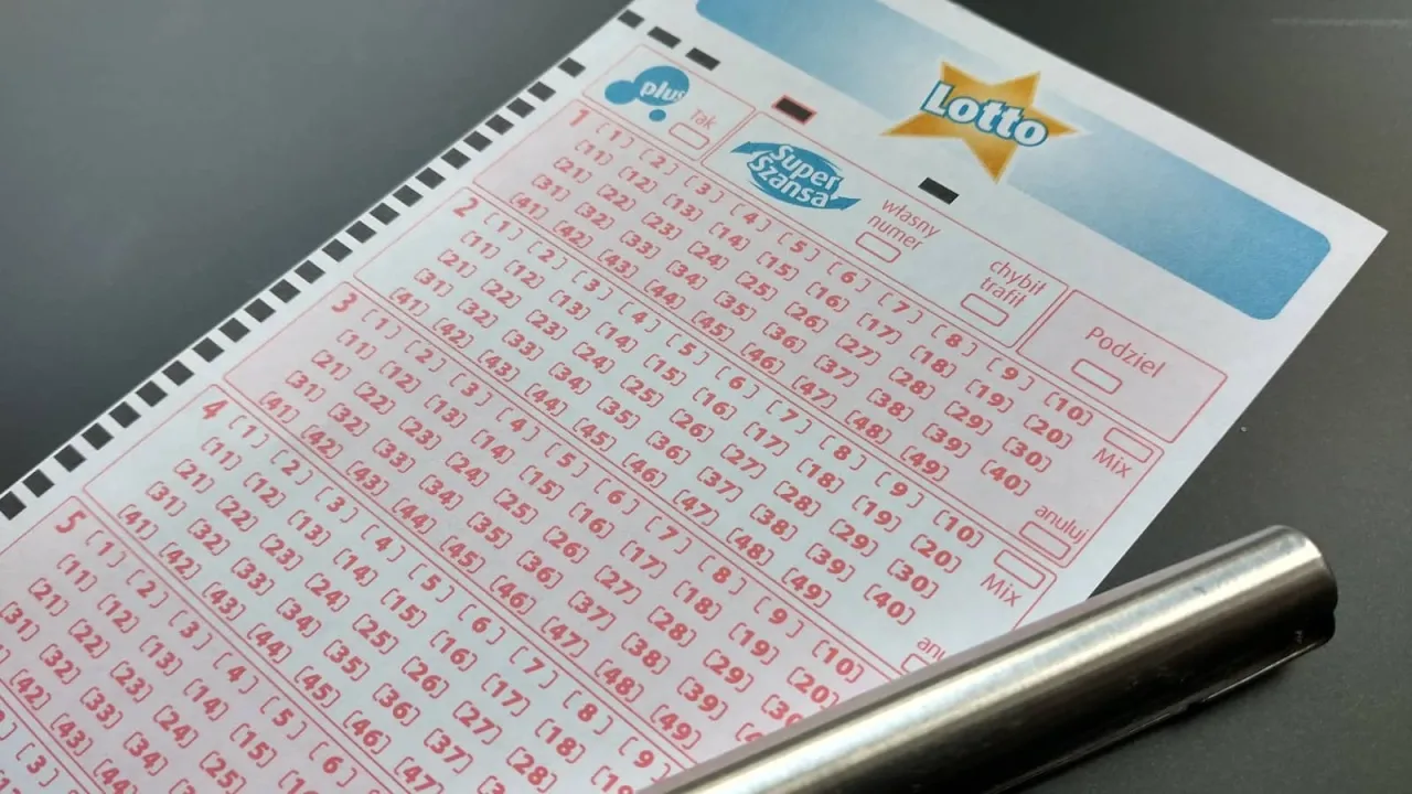 Kupon Lotto z polami do wyboru liczb. Czy można zagrać w lotto plus na liczby inne niż te w zakładzie lotto? Tak, można wybrać inne liczby.