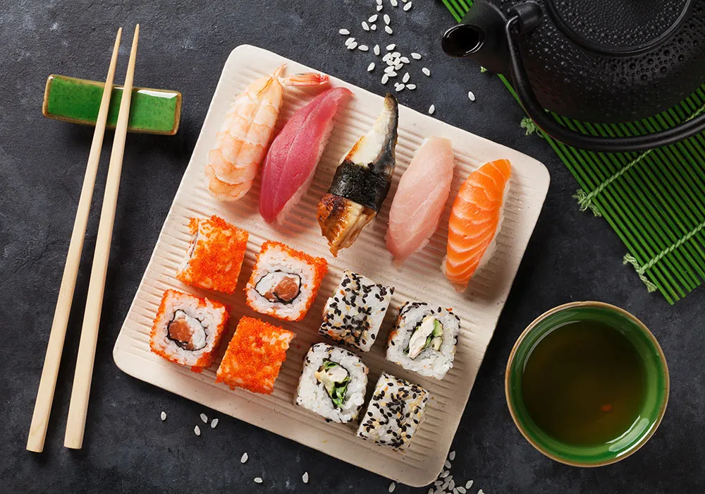 Rodzaje rolek sushi hosomaki futomaki uramaki