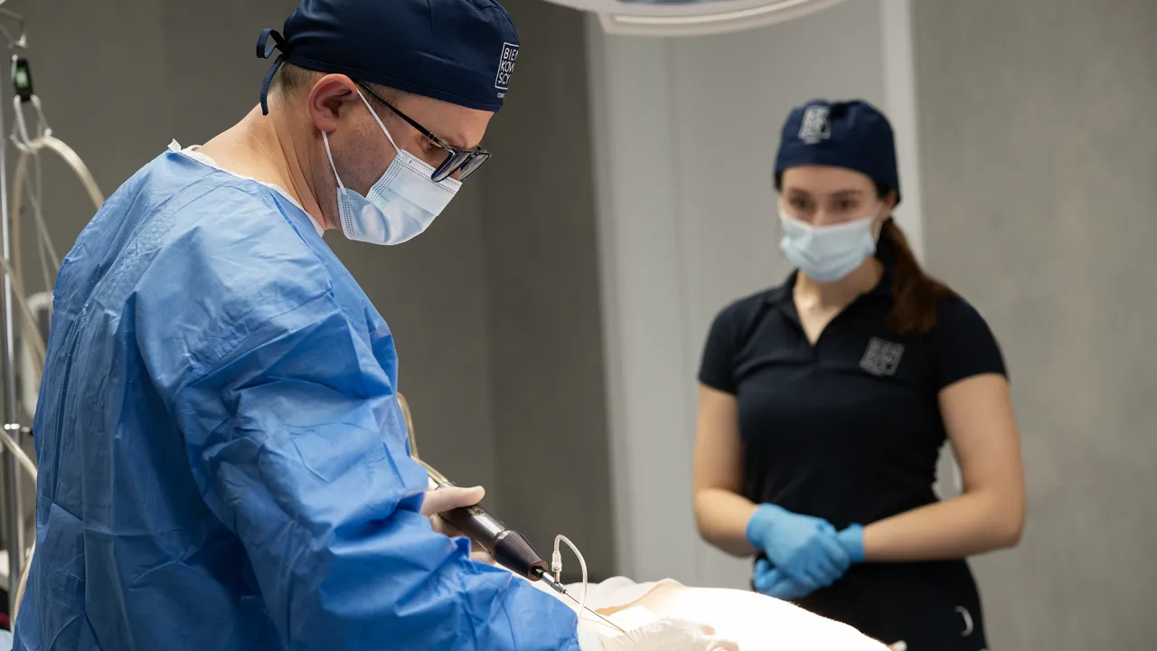 konsultacja przed liposukcją, lekarz i pacjent