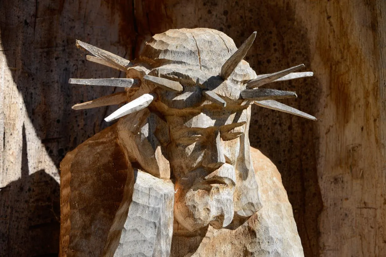 współczesna rzeźba Chrystus Frasobliwy artysta ludowy