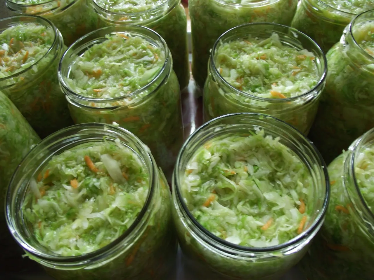 poszatkowana kapusta zasolona w misce