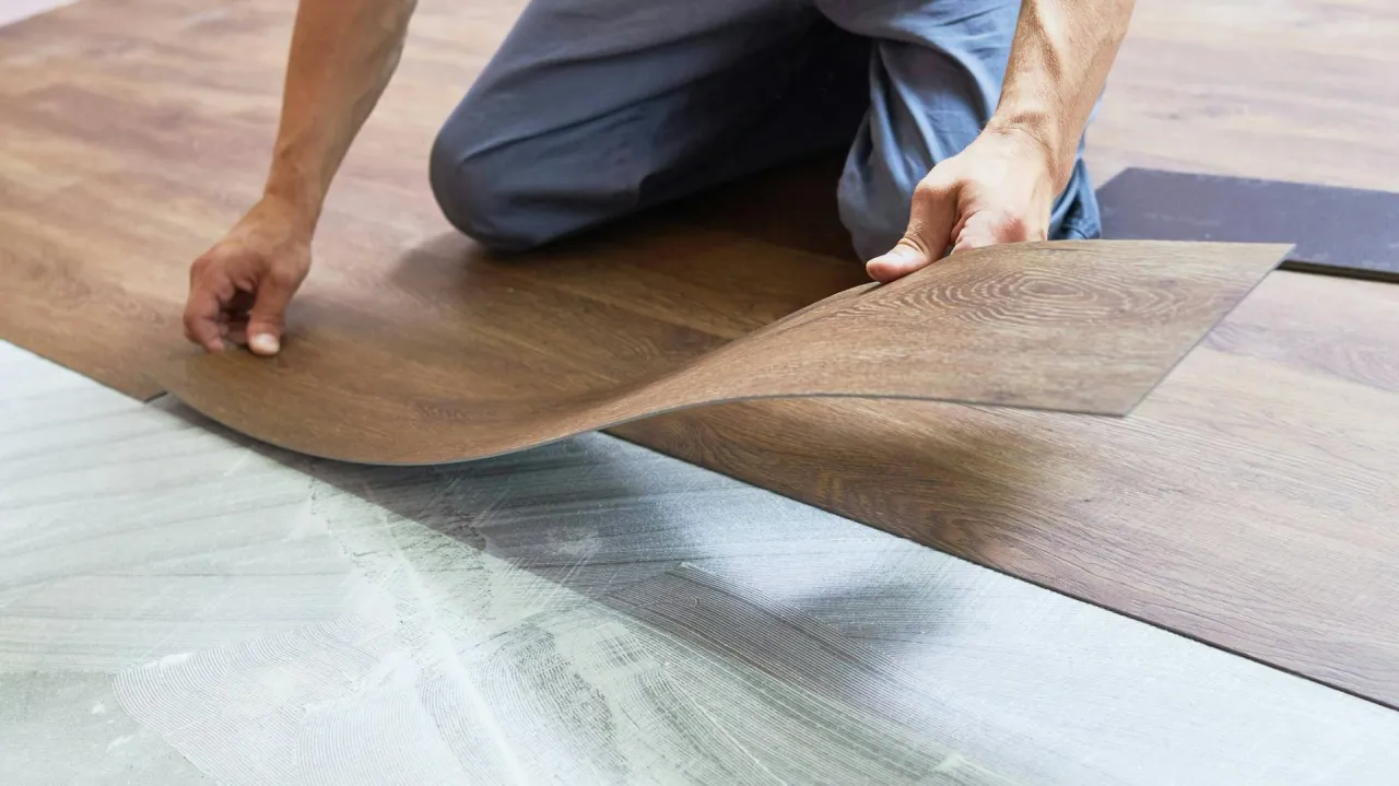 Wyr&oacute;wnywanie fug pod panele winylowe masą szpachlową