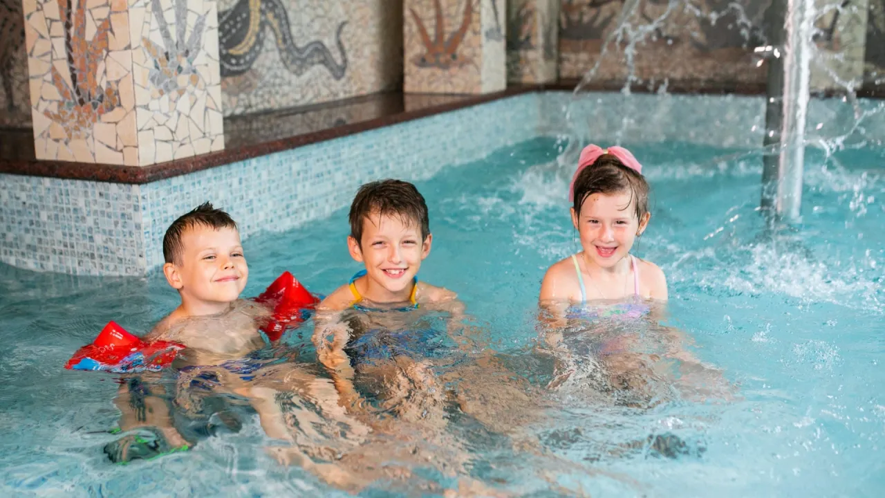 Dzieci bawiące się w basenie hotelowym