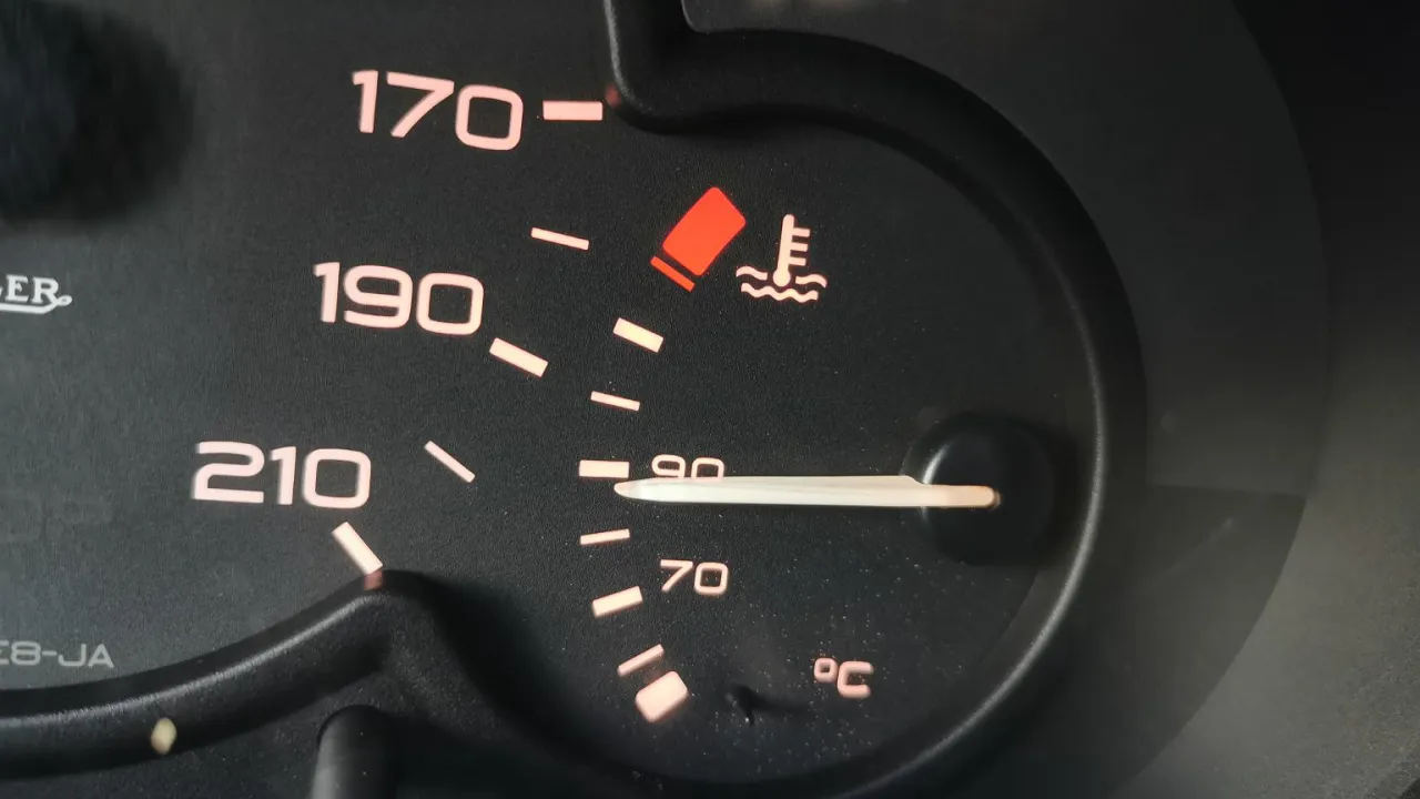 Wskaźnik temperatury silnika na desce rozdzielczej, wysoka temperatura