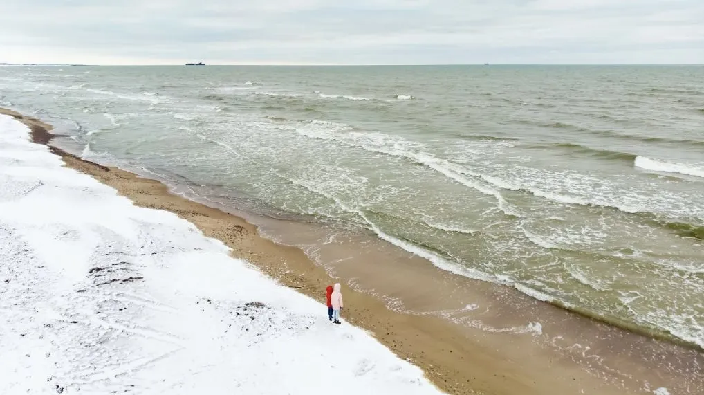 Plaża bałtycka zimą lub latem