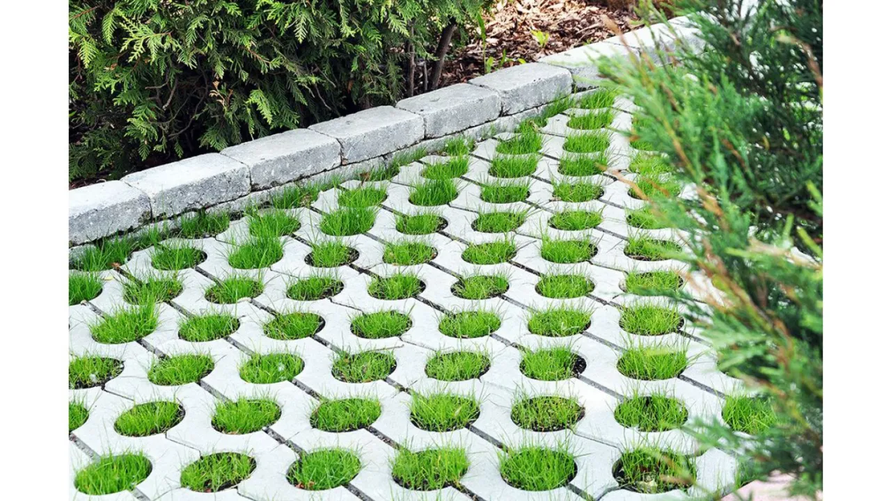 podjazd z płyt ażurowych wypełniony trawą i grysem