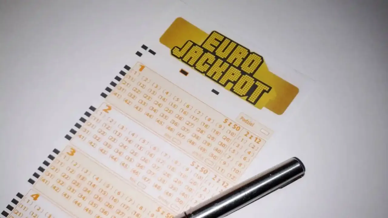 Kupon Eurojackpot i długopis. Zastanawiasz się, jak skreślić Eurojackpot? Oto Twoja szansa na wygraną!