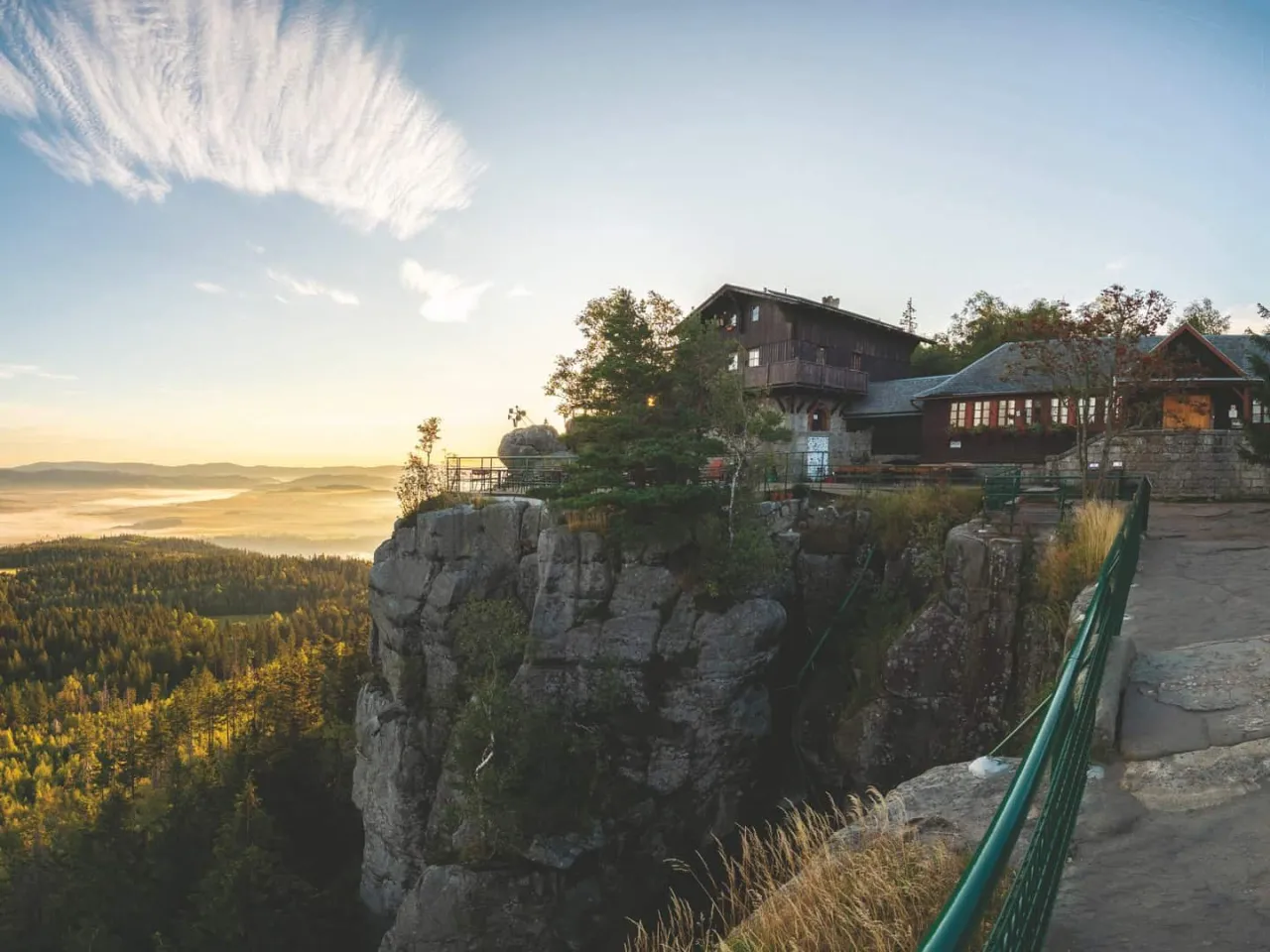 Krajobraz Sudet&oacute;w zr&oacute;żnicowany g&oacute;ry skalne