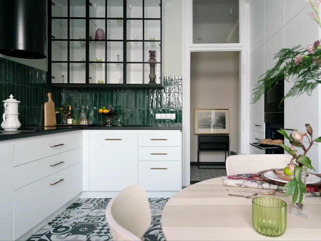 Biała kuchnia aranżacje kolor ścian