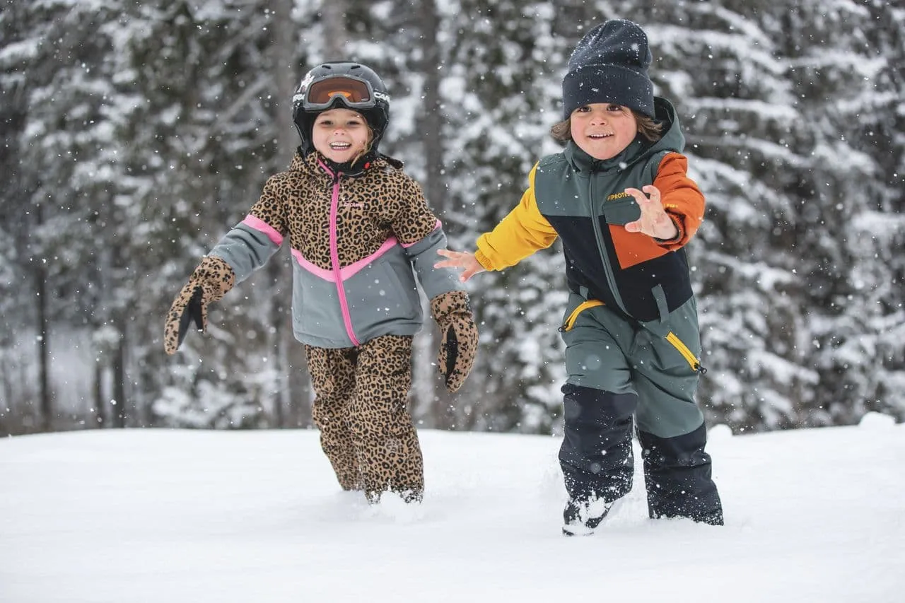 dziecko ubrane na cebulkę narty