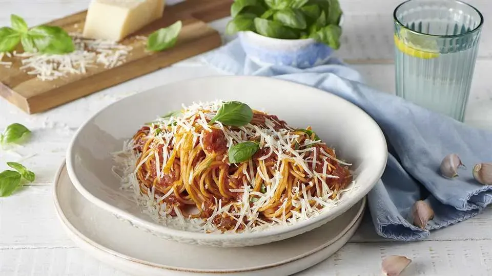 Spaghetti napoletana z parmezanem i bazylią