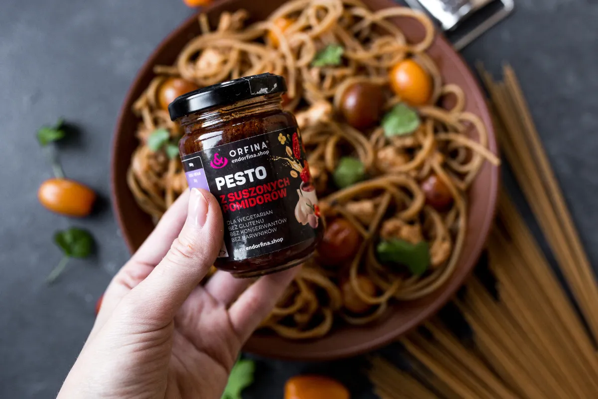 Spaghetti z pesto kurczakiem i pomidorkami koktajlowymi