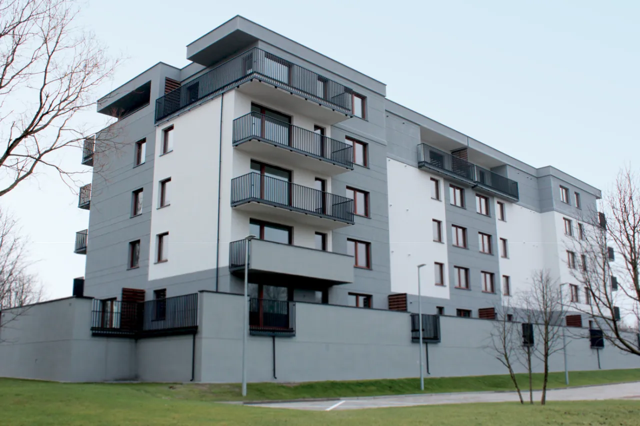 Nowoczesny blok mieszkalny z balkonami. Czy wojsko daje mieszkanie w takich budynkach?