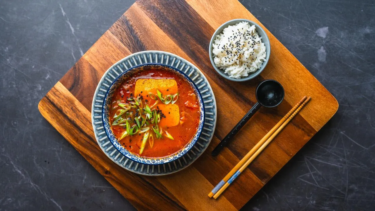 Tradycyjne dania koreańskie z kimchi: Kimchi Jjigae, Kimchi Bokkeumbap, Kimchijeon
