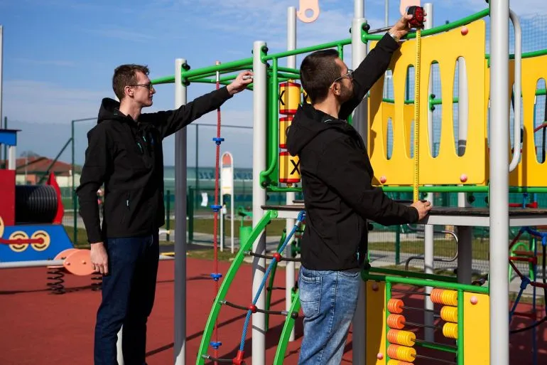 bezpieczny plac zabaw kontrola