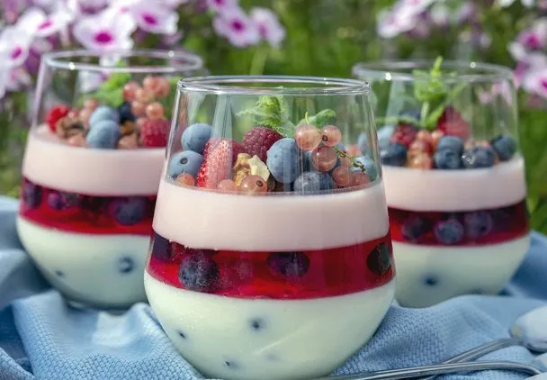 Szybkie desery z galaretką i owocami