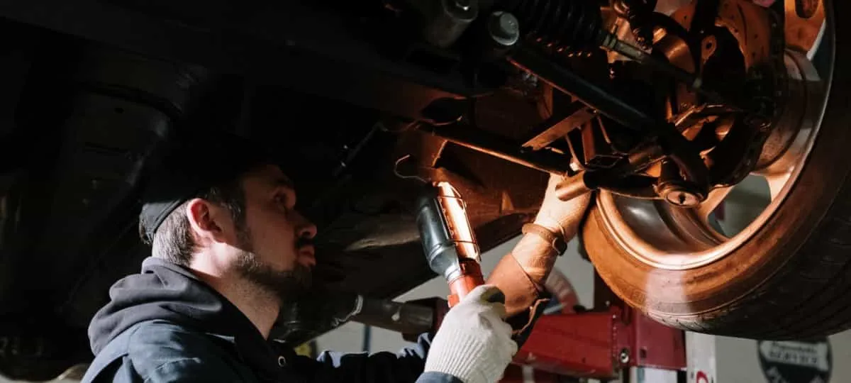 Mechanik wymienia części samochodowe