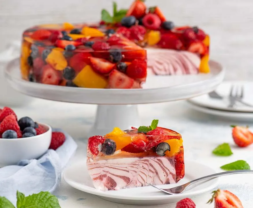 sernik na zimno z owocami i galaretką