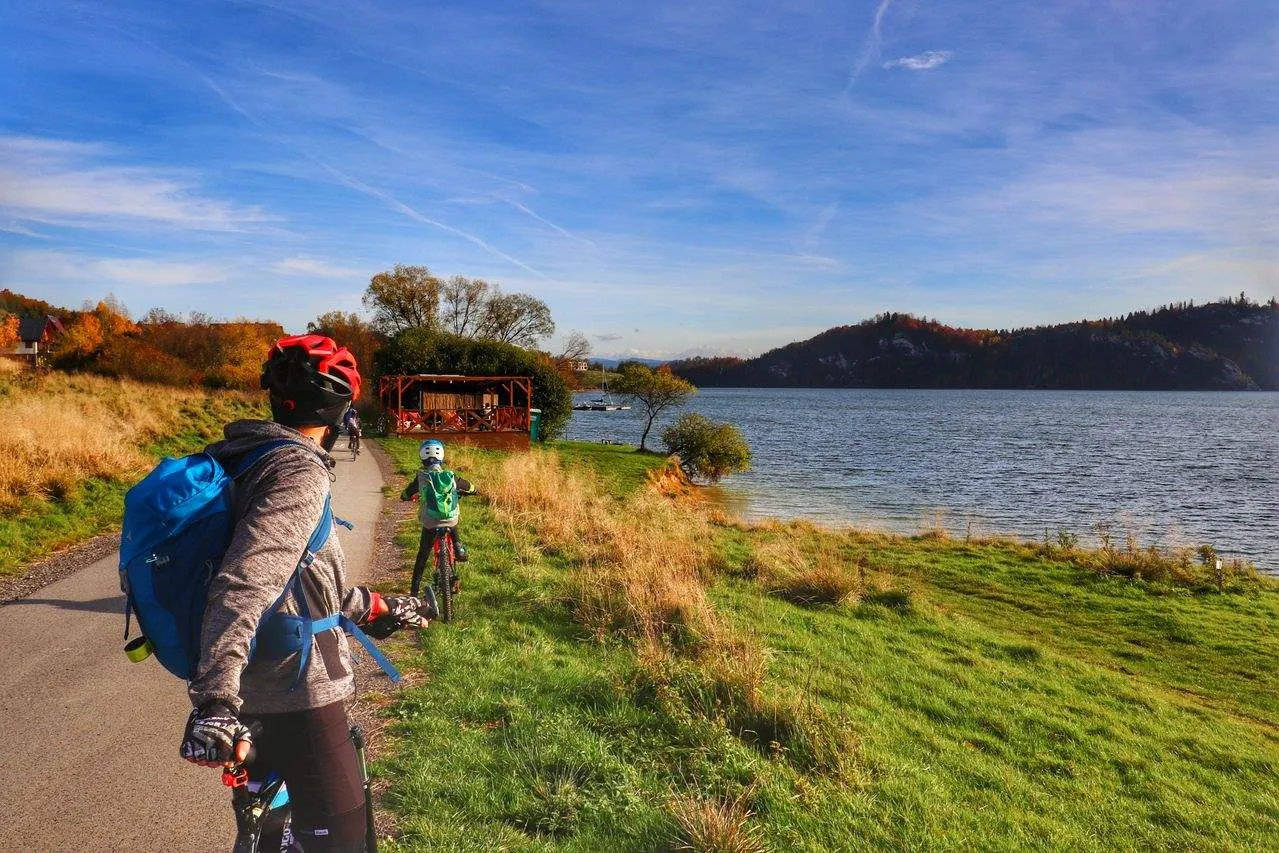 Rodzina na rowerach Velo Czorsztyn