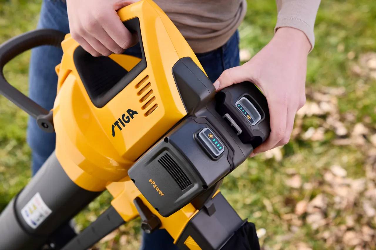 odkurzacz do liści w akcji jesienny ogród