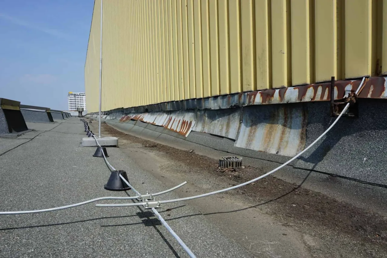 Instalacja odgromowa na dachu bloku mieszkalnego