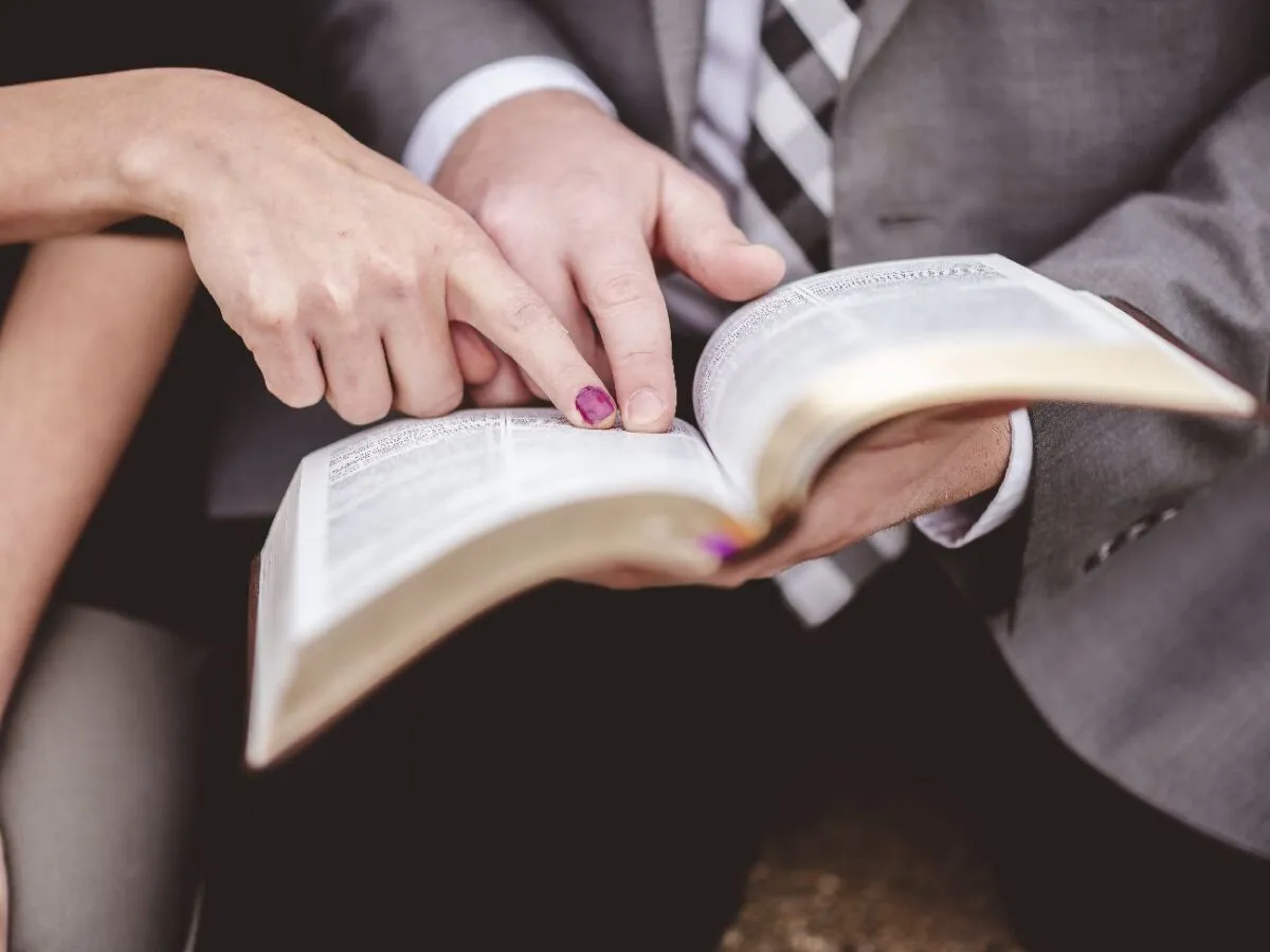 osoba czytająca Pismo Święte w kościele podczas ślubu