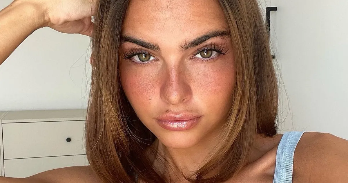 różne rodzaje farb do włosów na półce w drogerii