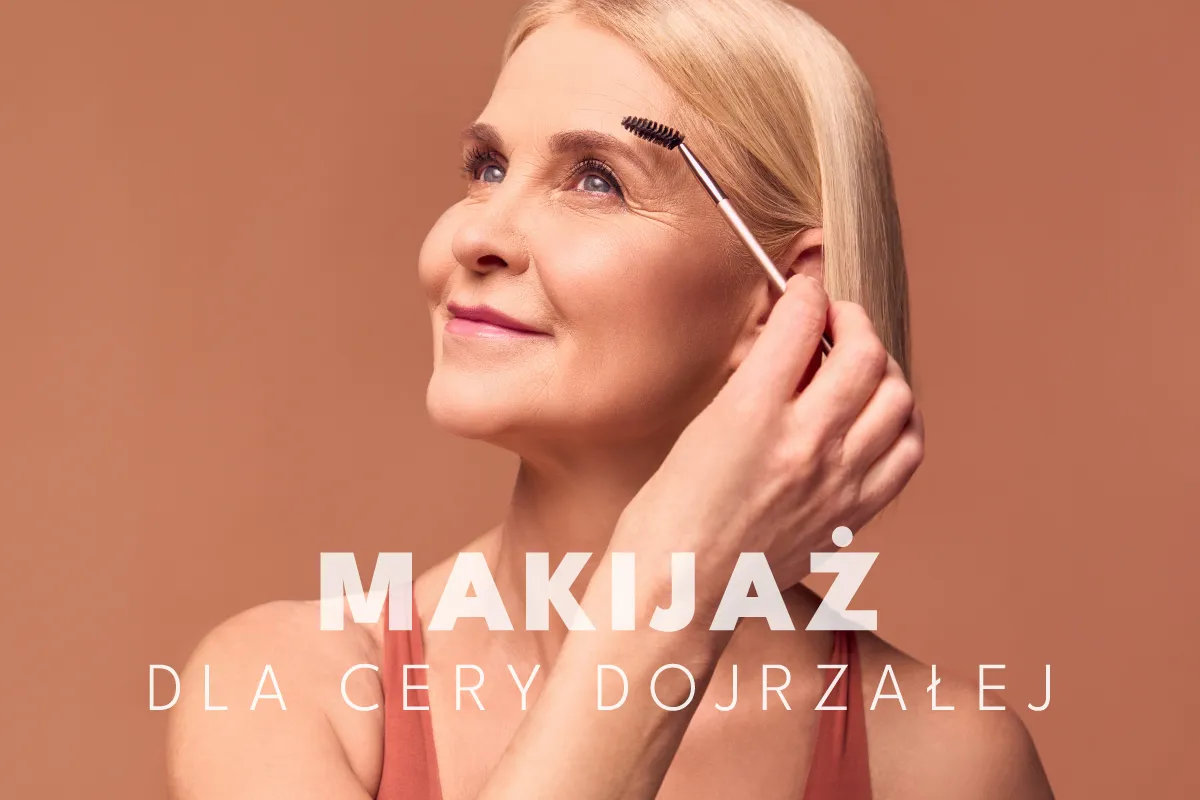 Elegancki makijaż dla 50 latki. Dojrzała kobieta z subtelnym uśmiechem poprawia brwi szczoteczką.