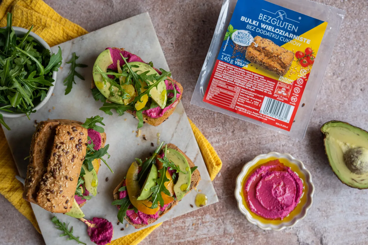 Bezglutenowe bułki wieloziarniste z pastą z buraka, awokado i rukolą to świetna opcja co zamiast chleba na diecie.