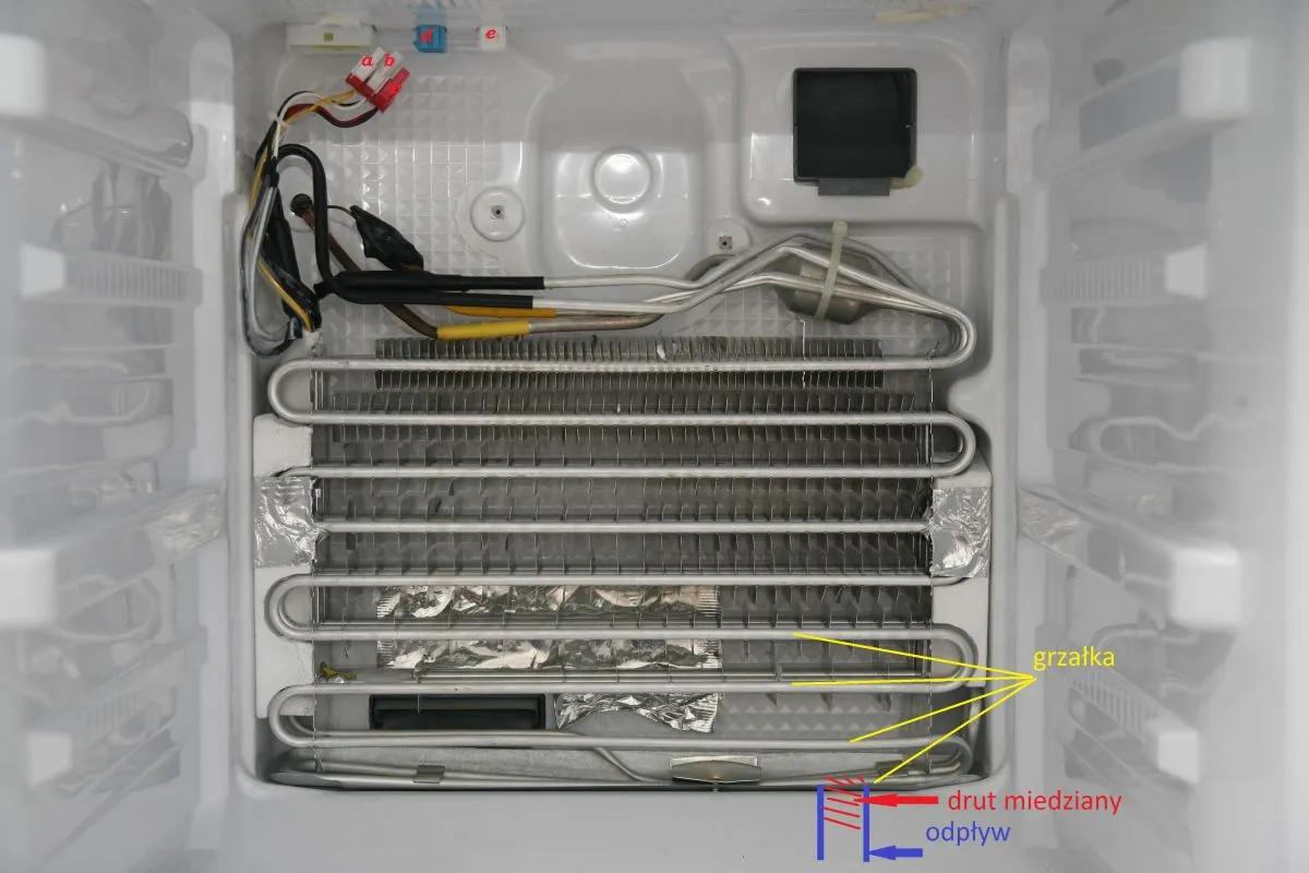 zatkany odpływ skroplin w lodówce