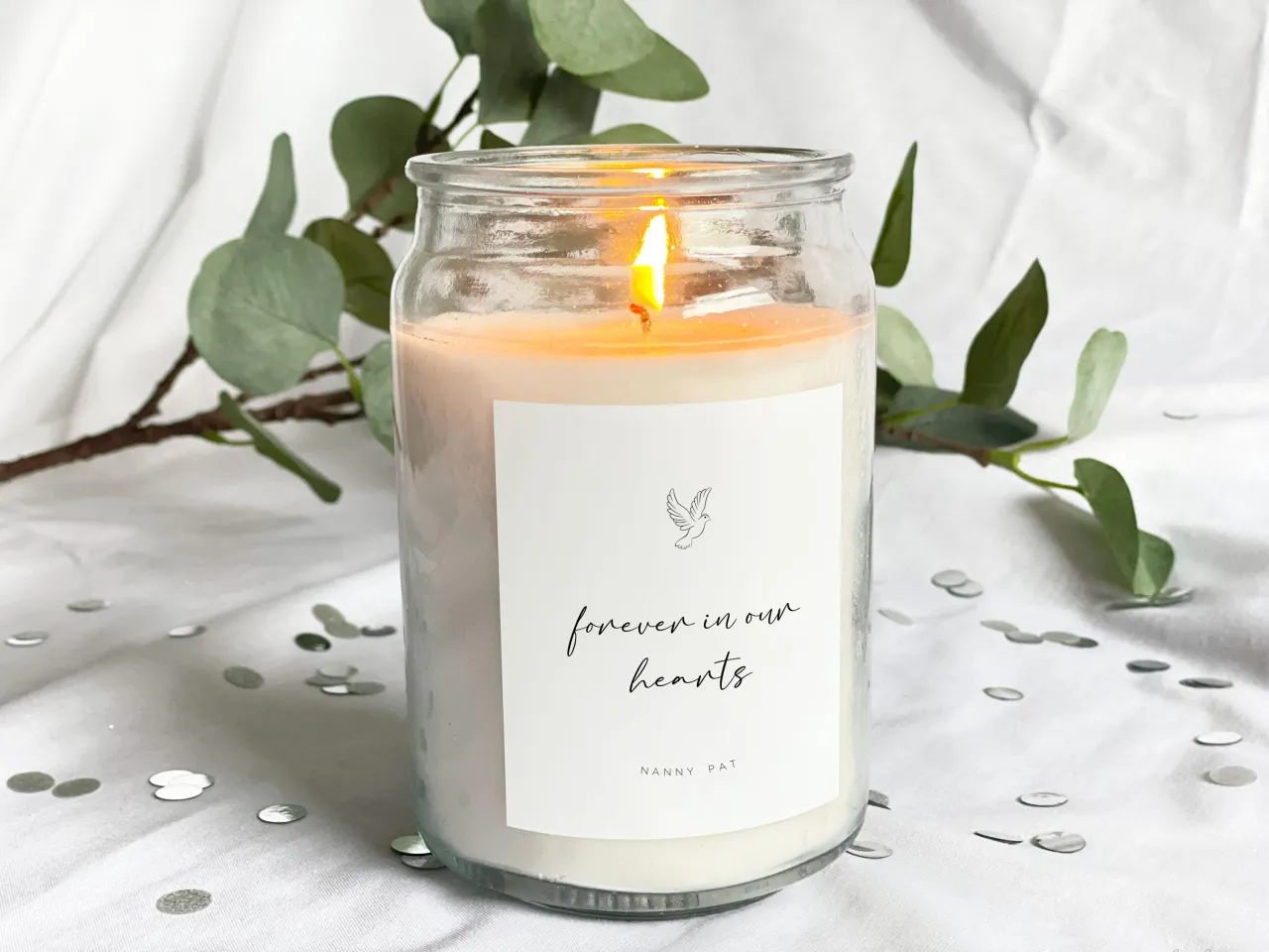 dłonie trzymające się nawzajem, symbol wsparcia w żałobie, świeca pamięci