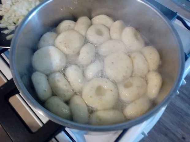 kluski śląskie w garnku gotujące się