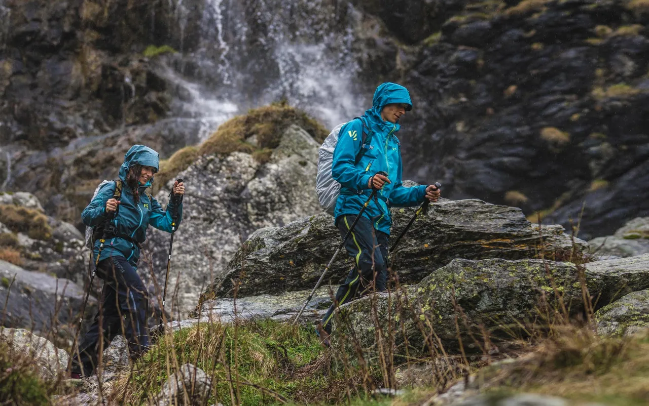 turysta w górach podczas deszczu w kurtce przeciwdeszczowej