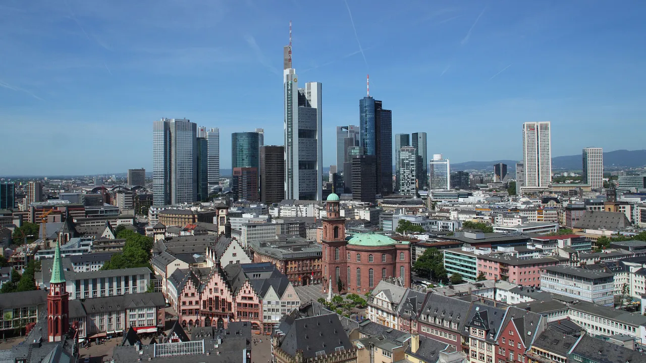 Maritim Hotel Frankfurt Pool Skyline Blick
