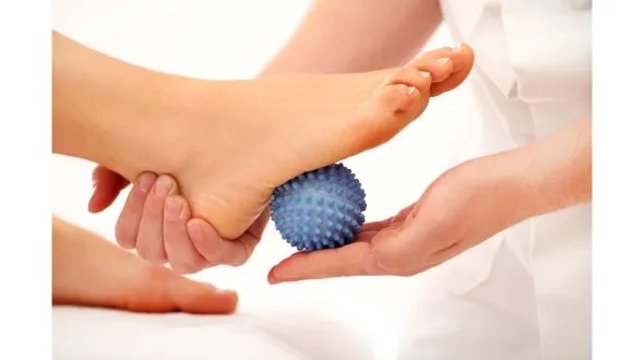 Zimny okład na haluksy, domowe sposoby na ból stopy