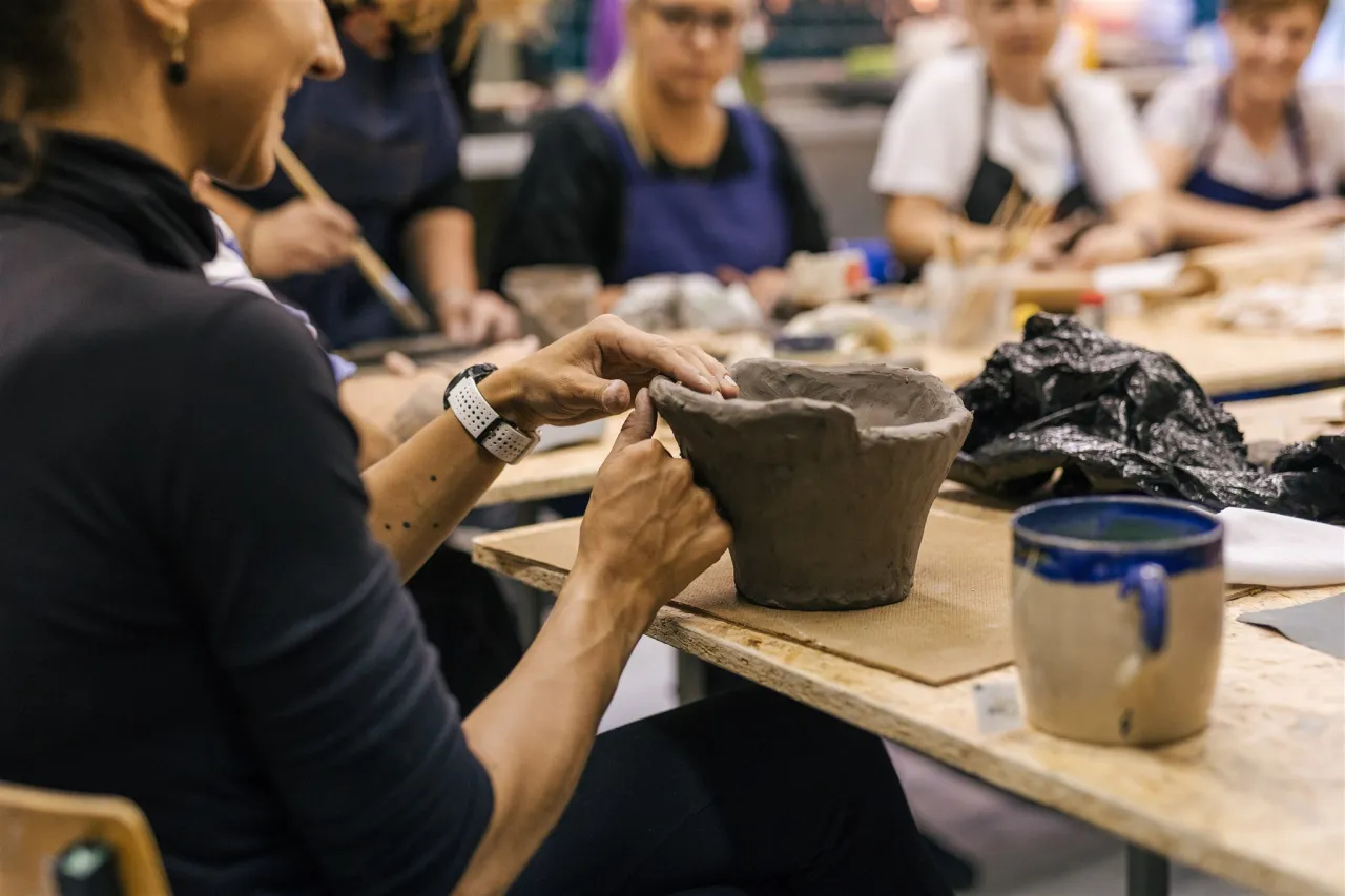 początkujący ceramik przy kole garncarskim