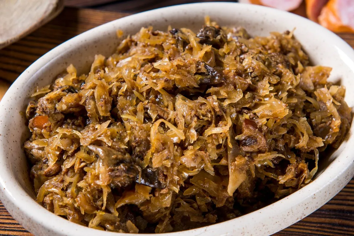 Kapusta duszona z mięsem i grzybami, doprawiona jałowcem. Przyprawa do czego? Do bigosu, gulaszu, dziczyzny.