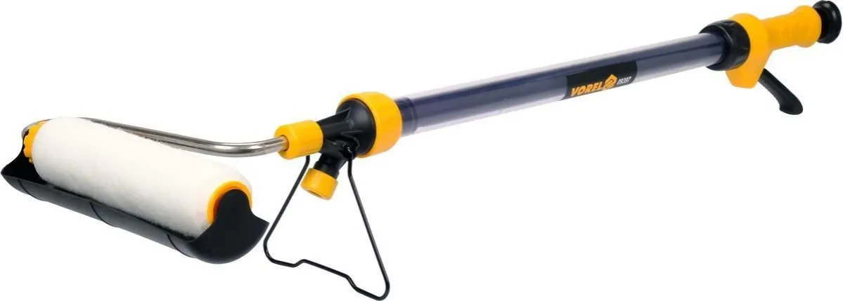 wałek malarski ze zbiornikiem na farbę w akcji