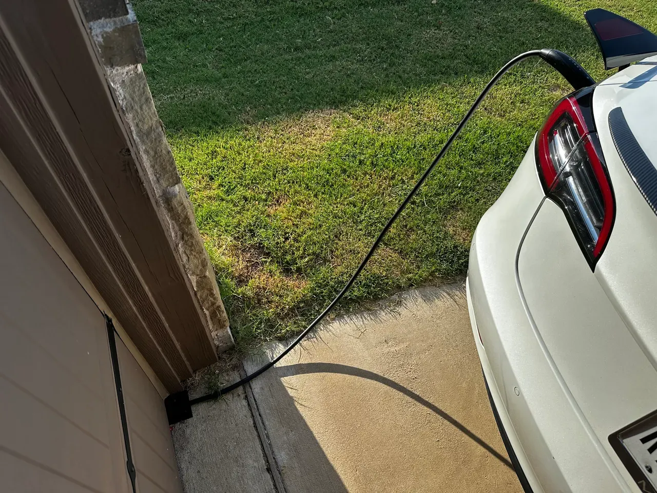 Tesla Wall Connector w garażu