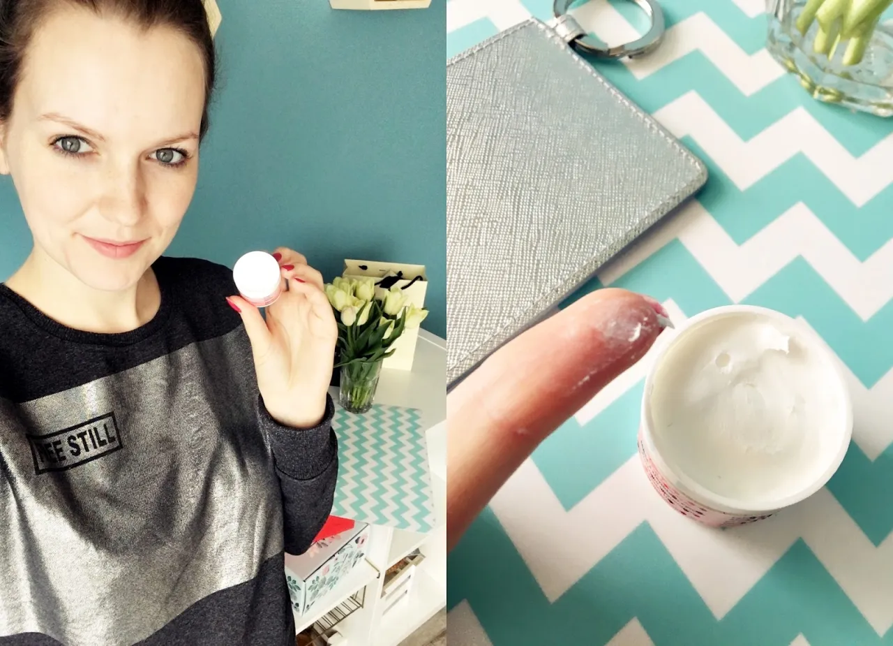 Czy maść cynkowa pomaga na pryszcze? Kobieta pokazuje mały słoiczek z kremem, na palcu ma odrobinę produktu.