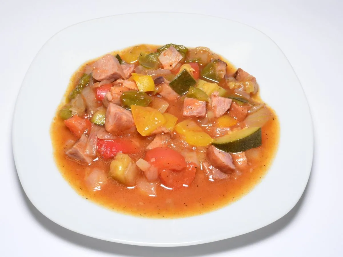 Gulasz warzywny z kiełbasą i papryką &ndash; świetny pomysł, co można ugotować na obiad.